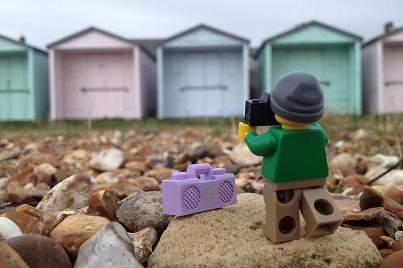 Illustration for article titled Intrepid Lego minifig goes around the world taking pictures